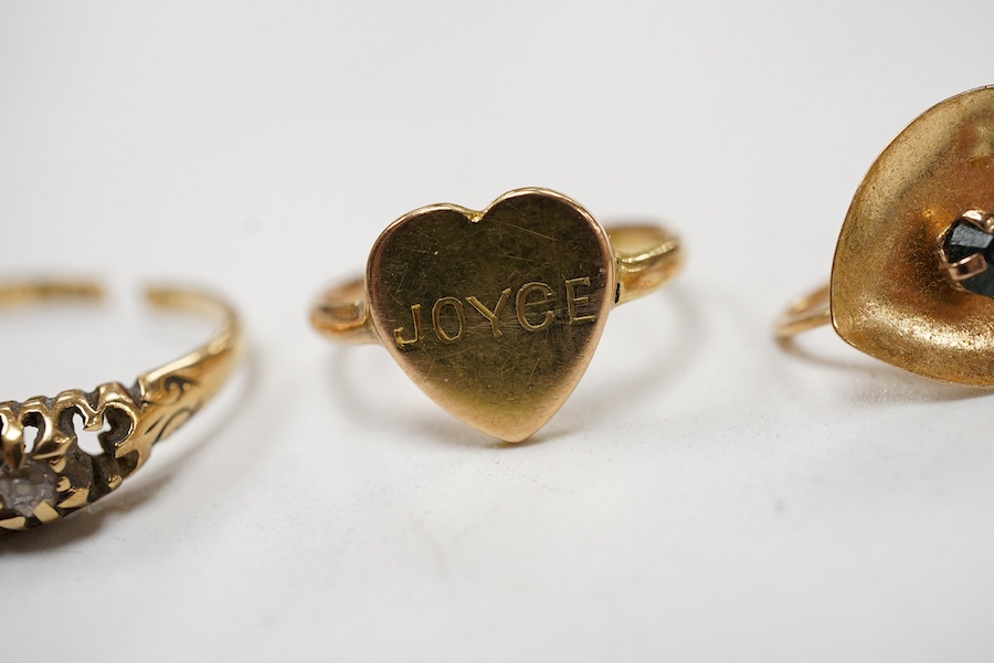 A pair of 14k yellow metal and gem set heart shaped ear clips, 12mm, a yellow metal heart shaped ring engraved 'Joyce' and a damaged Edwardian 18ct gold and gem set ring.